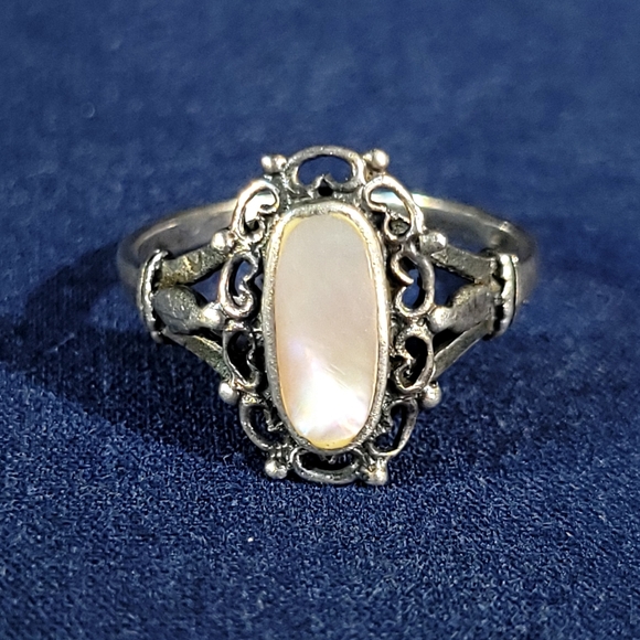 Small Vintage Ornate Ring with Mother of Pearl Stone - Picture 6 of 7